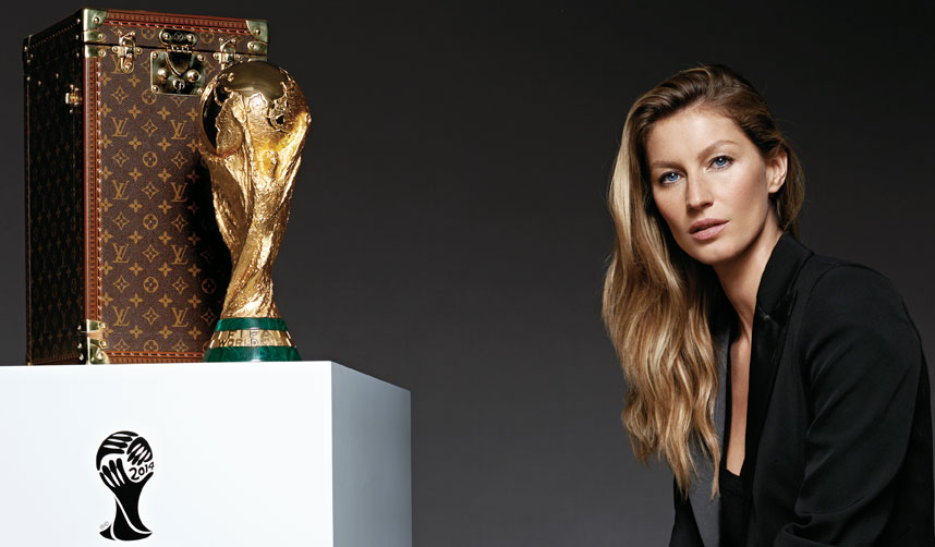 Louis Vuitton diseñó un estuche exclusivo para el trofeo del Balón de Oro  2023. ⚽🏆 El baúl presenta el distintivo monograma de la marca y …